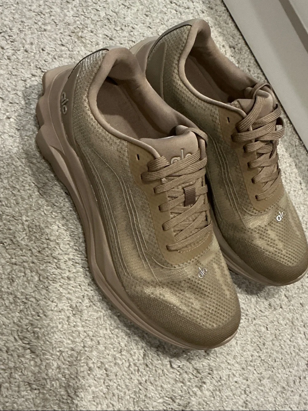 Alo Yoga Runner Core Gravel Sneaker 10